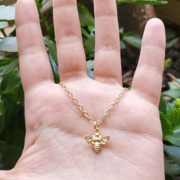 New Gold Bumble Bee Dainty Necklace - Picture 2 of 12